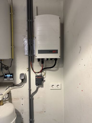 Plaatsen omvormer zonnepanelen
